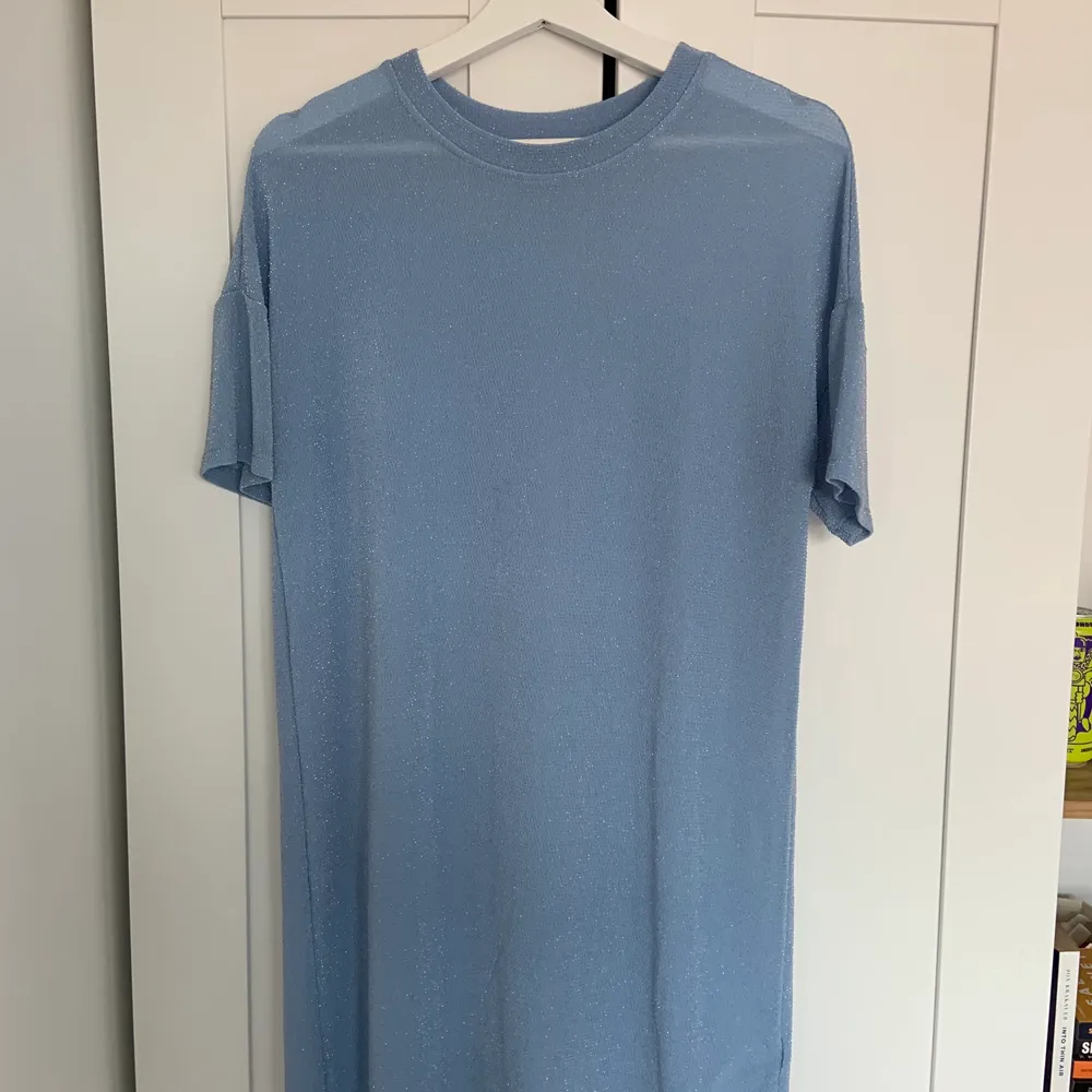 Blå glittrig t-shirt klänning i strl S från Gina Tricot. Aldrig använd så i fint skick. Klänningar.