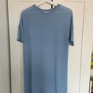 Blå glittrig t-shirt klänning i strl S från Gina Tricot. Aldrig använd så i fint skick