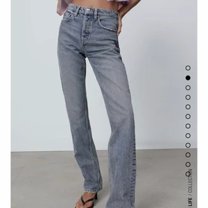 Straight leg jeans  - Skit snygga och helt slutsålda byxor från zara med medelhög midja.  