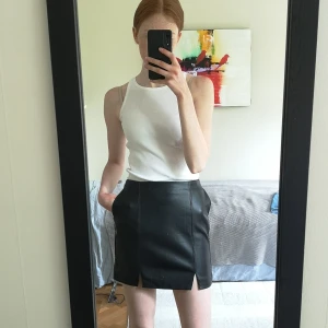 Skinnkjol  - Svart skinnkjol som aldrig är använd. (ej äkta skinn utan den är fullt vegan vänlig :)) 