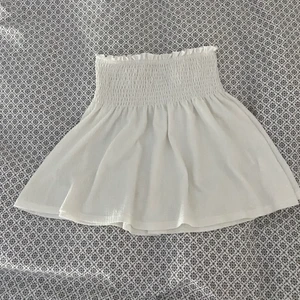 Vit volangkjol från Gina 💛 - Supersöt kjol från Gina tricot! Perfekt för midsommar 💛 nyskick!  passar större och mindre då den är stretchig 😍 Buda!!!!