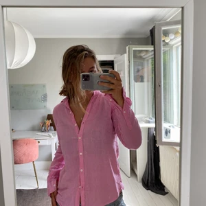 Linneskjorta - Snygg linneskjorta i en härlig färg. 100% linne och jätteskön över en bikini eller till en kjol eller liknade på sommaren! Även superfin annars. Storlek 34💕