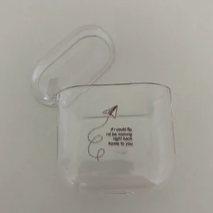 airpods skal - säljer detta skal till airpods 1/2. trycket är lyrics från one directions låt ”if i could fly”. texten är dock väldigt liten och suddig, därför säljer jag det billigt💕