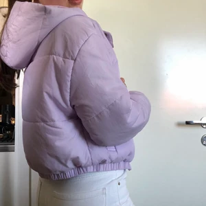 Jacka - Köpte den för 800kr men har tyvärr aldrig kommit till användning. Lappen är kvar (bild 4) Köparen står för frakt.☺️