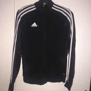 Adidas tröja - Fin adidas tröja/kofta i storlek S. Hämtas i skutskär, fraktas för 50kr