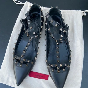 Valentino skor  - Säljer mina snygga svarta Valentino skor på grund att att dom är lite stora för mig. Skorna är i superbra skick.       Nypris: 6898kr säljer för 2500kr, kan gå ner i pris vid snabb affär. Dustbag och låda medföljer. Skorna är en storlek 40 men passar en 39. 