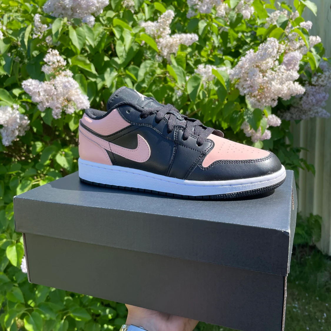 Air Jordans 1 Low ”Crimson Tint” (GS)