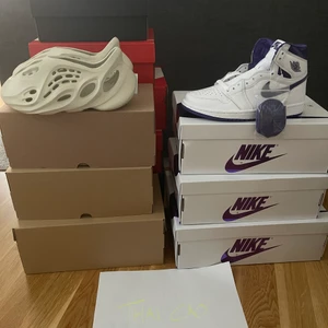 Jordan 1 court purple & Yeezy foam runners - Hej! Har 2 par Jordan 1 high court purples i us 4.5 (eu 36.5) för 2200 kr styck, 3 par Yeezy foam runners i us 4 både sand & mineral blue för 4000kr för båda tsm annars 3000 för sand & 2000 för mineral blue pm för eventuella bilder & frågor Med vänlig hälsning, Thai