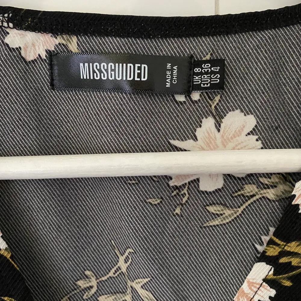 Helt ny klänning från missguided. I storlek 36 och jag säljer för 150 + frakt 48 kr❤️. Klänningar.