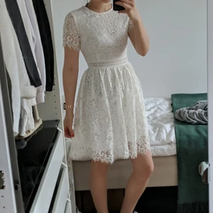 aldrig använd Studentklänning!! vit klänning - Aldrig använd då jag hittade en annan outfit. Så klänningen är i jättefint skick och i strl S. Nypris var 599 kr 💕 Samfraktar gärna med andra annonser :)