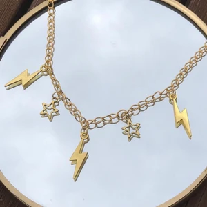 Halsband i guld med blixtar och stjärnor #014  - Halsband i guld som är 43cm långt och kostar 69kr. Finns även i silver💗