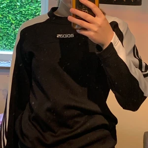 Adidas tröja  - Skön och fin adidas tröja i träningstyg med fina detaljer.