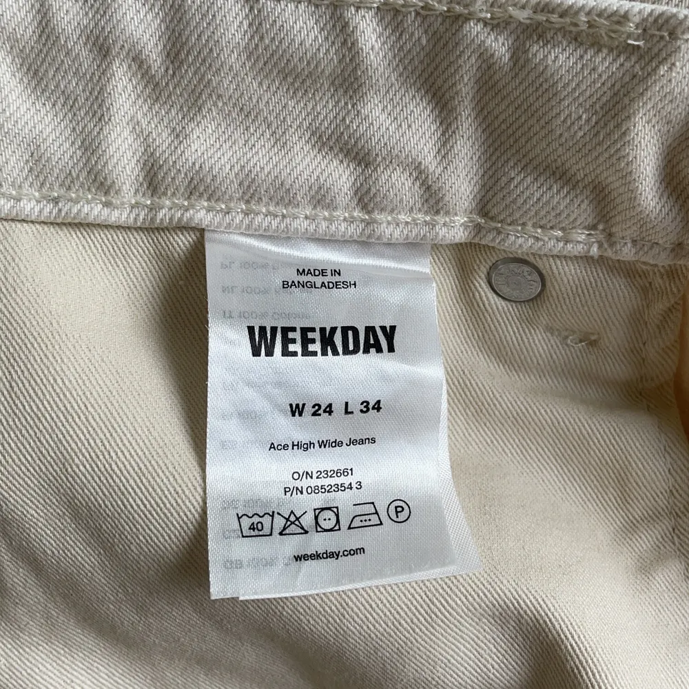 Så så snygga jeans från Weekday i modellen ACE😋 I bästa nyskick, använda en gång. Storlek W24 L34 i färgen tinted ecru. Säljer för 200 kr + frakt! Skriv för fler bilder💞 . Jeans & Byxor.