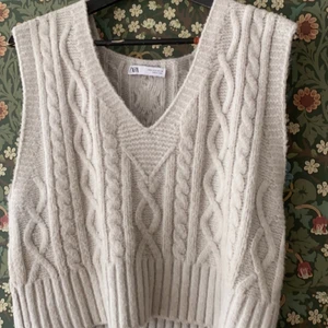 Zara stickad väst - Stickad väst från zara, endast använd 1-2 gånger alltså väldigt bra skick. Köpt i vintras men kommer dock inte ihåg nypriset😔