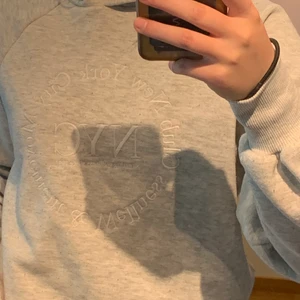 Ljus grå hoodie från Gina  - Extremt skön hoodie från Gina i jätte fin grå nyans. Säljer den då jag inte riktigt gillar passformen på mig men tycker att det är en jättefin hoodie i övrigt.