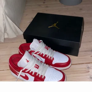 Jordan 1 low - Säljer mina jordan 1 lows. De är i bra skick. Låda finns men kvitto saknas tyvärr, men de e garanterat äkta. De säljs på stockX för 240$ just nu. OBS, kommer sälja till den första som vill köpa.