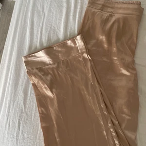 Satin byxor - Rosé satin byxor som är väldigt sköna och luftiga. Perfekt som pyjamas byxor😊💕