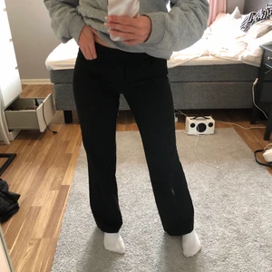 Svarta byxor/kostymbyxor  - Jag säljer ett par byxor/kostymbyxor i storlek 34, jag vet inte exakt vart det är byxorna kommer ifrån eller vilket märke det är, säljer pga att jag köpt nya, bra och fint skick, nypriset vet jag tyvärr inte men mitt pris är 100kr (frakten ingår i priset!) 