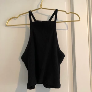 Svart ribbad topp Gina Tricot - Jag säljer en svart ribbad topp ifrån Gina Tricot, storlek S men funkar som en Xs, bra skick och inga ”skador”, ordinarie pris: 149kr mitt pris: 60kr (frakten ingår i priset!)