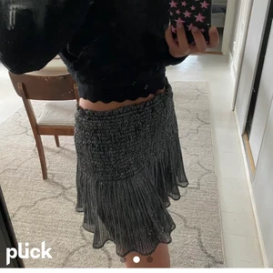 Glittrig kjol - Glittrig kjol ifrån Zara. Säljer eller byter då jag vill byta mot en annan storlek, så om någon vill byta denna mot en S skriv till mig! Annars buda 💙 (lånad bild!)