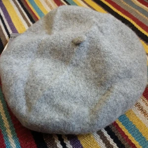 Grå oanvänd basker. FRI FRAKT! - Grå helt ny basker från H&M. Premium Quality Wool Blend. Prislapp sitter kvar, helt i nyskick. Originalpris 99kr. Fri frakt.