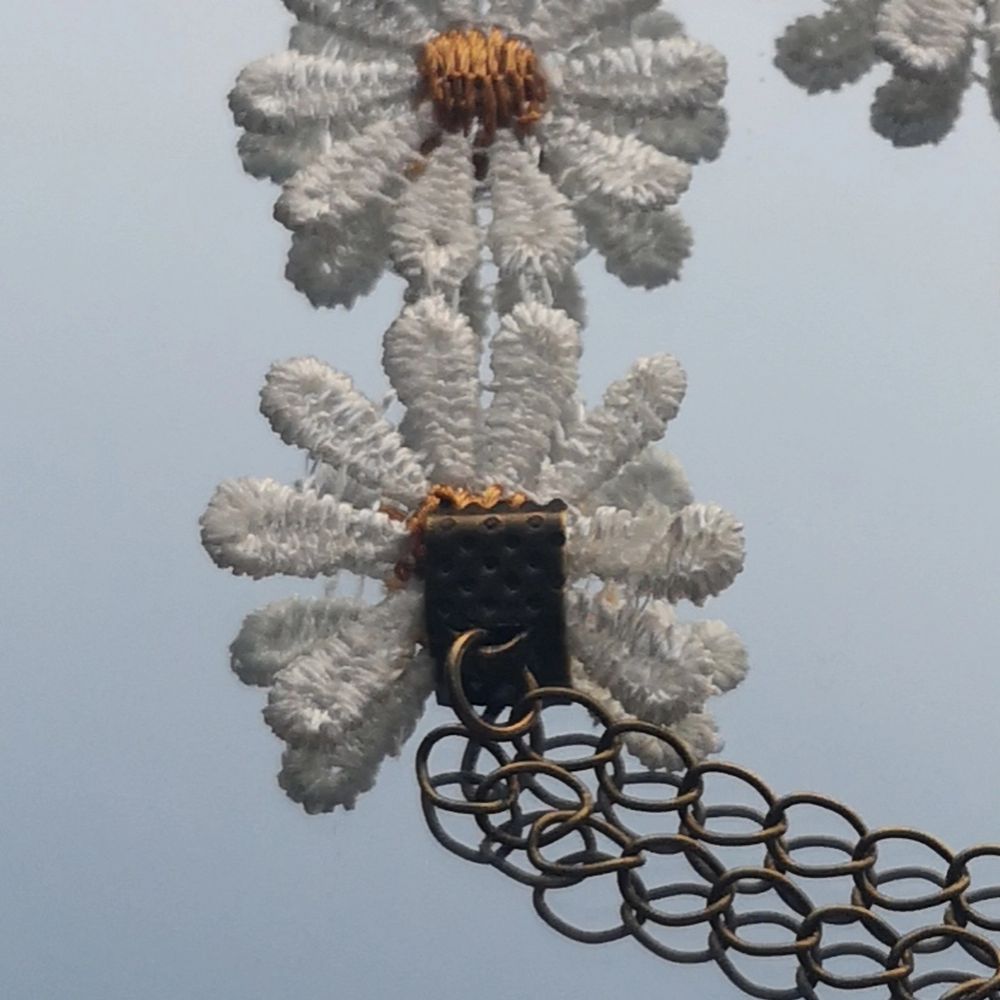 Justerbart armband med blommor på. En av blommorna har en liten försumbar defekt som syns på bild 3. Annars är det i gott skick. Frakt vanligt brev (ej spårbart) är inräknat i priset. Kan ordna spårbar frakt men det kommer kosta extra. Svara inom TRE dagar annars säljs den vidare om andra är intresserade 🌼. Accessoarer.