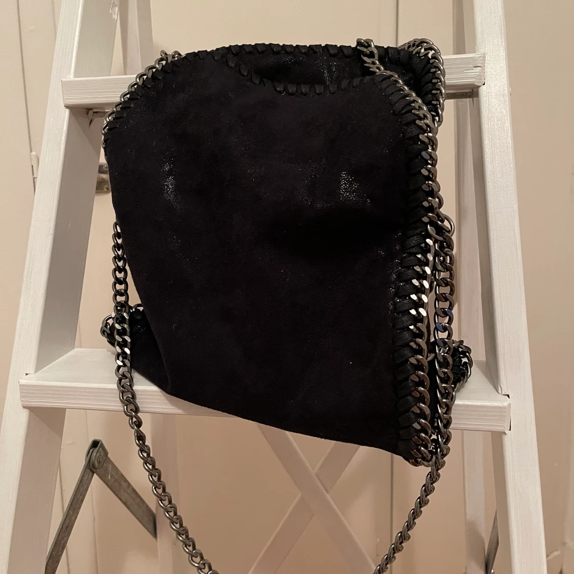 Svart handväska med kedjor - 90