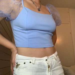 Puffärmad ljusblå topp - Somrig topp med puffade ärmar.Helt oanvänd med lappen fortfarande kvar.