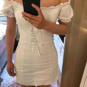 Sommarklänning från Urban Revivo  - Knappt använd! Jätte stilig! Storlek är 38 men jag har storlek34-36 vanligtvis och det passar just perfekt! 