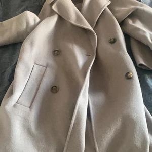 Superfin zara kappa  - Superfin kappa från zara i strl xs, knappt använd och i superfint skick. Nypris 1600kr 