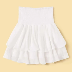 Vit linne kjol - Jag säljer min vita linne kjol då den inte kommer till användning den är i storlek xs men är väldigt stretchig så hade nog passat upp till en storlek M. Har Aldrig använt den. Om flera blir intresserade blir det budgivning. Skriv privat för fler bilder , köparen står för frakten💞✨