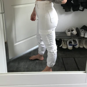 Cargopants storlek 38 - Supersnygga cargopants i jeansmatreal. Använd få gånger, så i sjukt bra skick. Köpta på BIKBOK för 600kr. Säljer pga för stora för mig