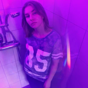 Sporttröja - En cool sporttröja i storlek S!  Färgen är lila, grå och vit (modell Amanda)