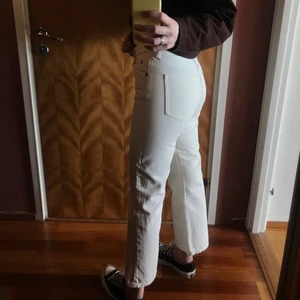 Vita jeans från arket - Ett par jääättefina benvita jeans jag köpte på tradera för ett tag sen men aldrig har använt, då de var för små på mig. Bilderna är alltså från förra säljaren! Byxorna är i princip i nyskick 💞💓 Ungefär en 24/26 waist