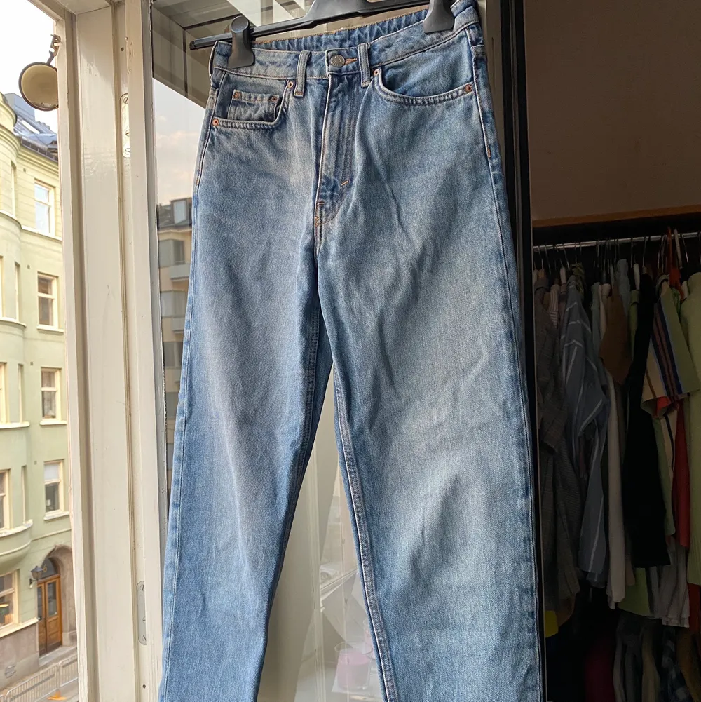 Lash byxor i storlek 26/28 från Weekday. Postar eller möts upp i Stockholm 💙. Jeans & Byxor.