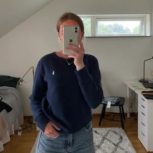 Mörkblå Ralph Lauren tröja - Säljer denna mörkblå tjocktröja från Raplph Lauren (äkta) köpt i USA för något år sedan💕💕 Tycker den är väldigt snygg och passar till allt😊😊 älskar färgen!!! Kommer dock ej till användning då jag har för mycket kläder och behöver rensa!!💕💕
