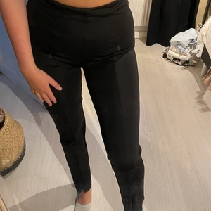 Byxa - En kostymbyxa i mjukt material från NAKD, lappen är borta så oklart vilken storlek det är men har vanligtvis 36/38. Är 170 vm lång. Byxan har en dragkedja på sidan men också nere på benen. Köparen står för frakten! 