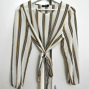 Blus  - Söt blus med knytdetalj som kan knytas som man vill, storlek S🤍 30kr+frakt 