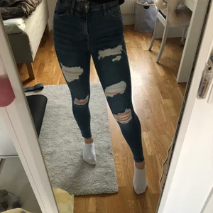 Blåa jeans med hål  - Bra skick, använda väldigt få gånger. Bekväma och sitter bra. 