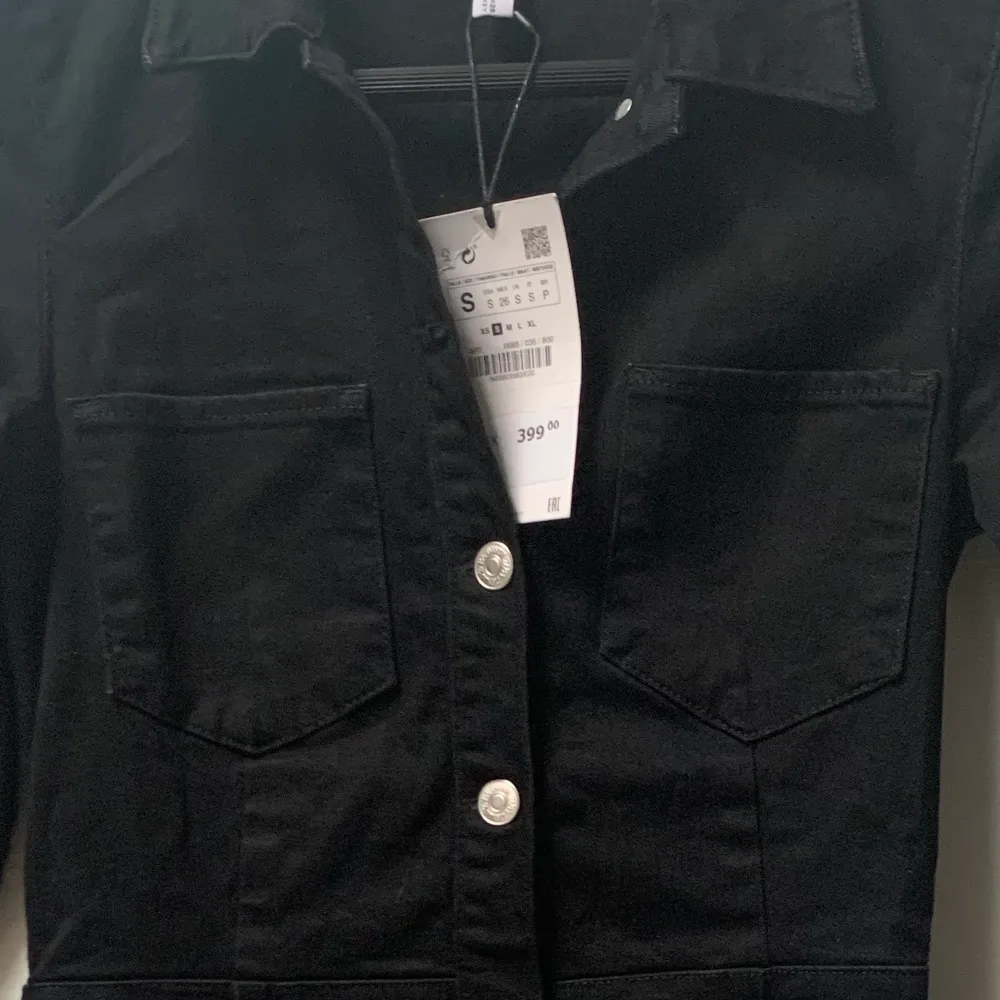 Svart långärmad jeansklänning från Zara. Aldrig använd, lappen kvar, storlek S. Nypris 399kr. Knäpps med knappar längs framsidan . Klänningar.