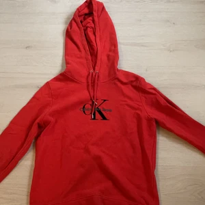 Calvin Klein hoodie - Calvin klein || storlek ( Small ) skulle kunna passa en ( Xs ) fint skick, säljer pågrund av att den är för liten. Frakt : 62 kr, Köparen står för frakten.🌺 