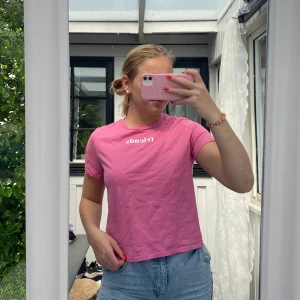 T-shirt  - Helt oanvänd tröja som är super fin