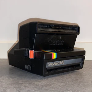 Polaroid Camera Onestep 600 - En Polaroid Camera Onestep 600 som jag aldrig använt då jag inte har köpt film till den. Vet inte OM den FUNKAR. Därför kan pris diskuteras 🦋 Film går att köpa online eller i butik !!