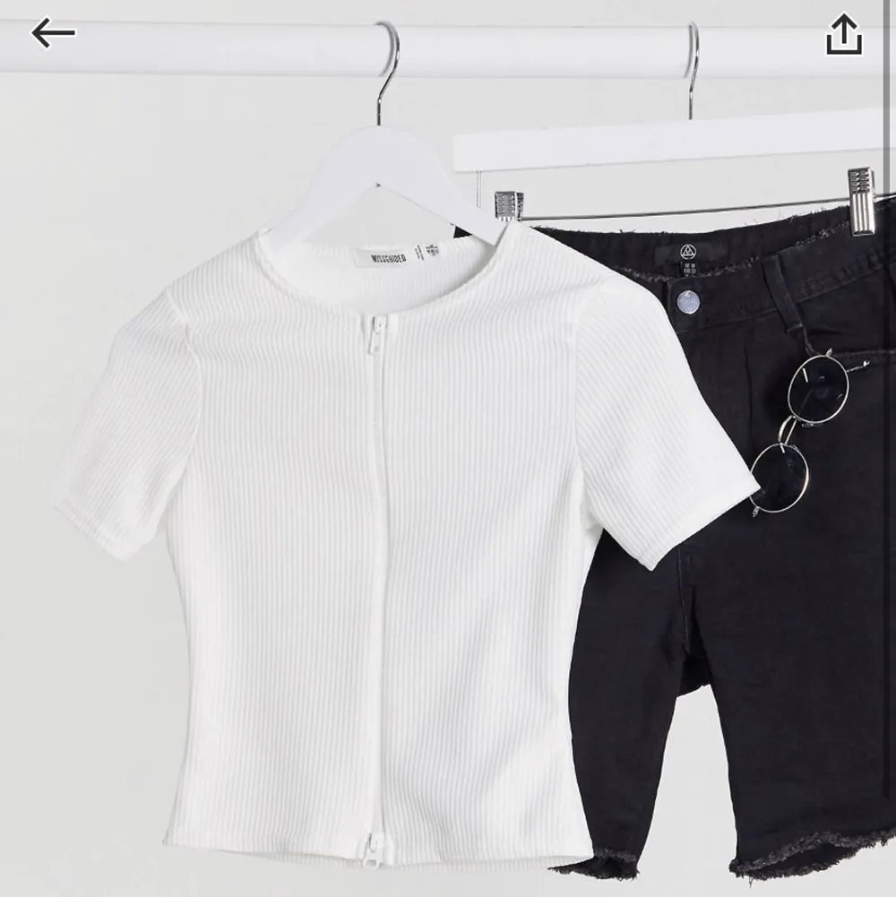 Jättesnygg från missguided! Ser ut som ny, storlek 38. Sitter ganska tight och är lite croppad/slutar precis vid byxkanten . Yläosat.