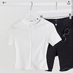 Vit ribbad tröja med dragkedja - Jättesnygg från missguided! Ser ut som ny, storlek 38. Sitter ganska tight och är lite croppad/slutar precis vid byxkanten 