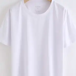 En vit basic tröja !!! Aldrig använd storlek medium men är som en Small!