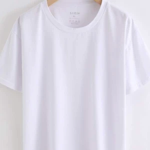 T-shirt  - En vit basic tröja !!! Aldrig använd storlek medium men är som en Small!