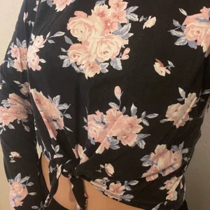 Långärmad blommig tröja  - Blommig, Långärmad croppad tröja som knyts framtill 💙 använd några gånger men i väldigt fin skick💛 väldigt skön material 🌻☺️ 85 + frakt som kan tillkomma 