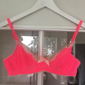 Superfin bh - En jättefin spetsbh från Victoria Secret köpt i New York. Använd ca 1-2 gånger. Storlek 75B.