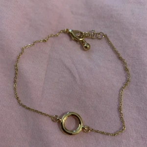 Armband/fotlänk  - Säljer halsband och armband i olika storlekar. 1 st - 15 kr, 2 st - 20 kr, 3st 25 kr. Frakten är densamma för alla så kolla gärna på de andra smyckena för att få allt fraktat tillsammans. 